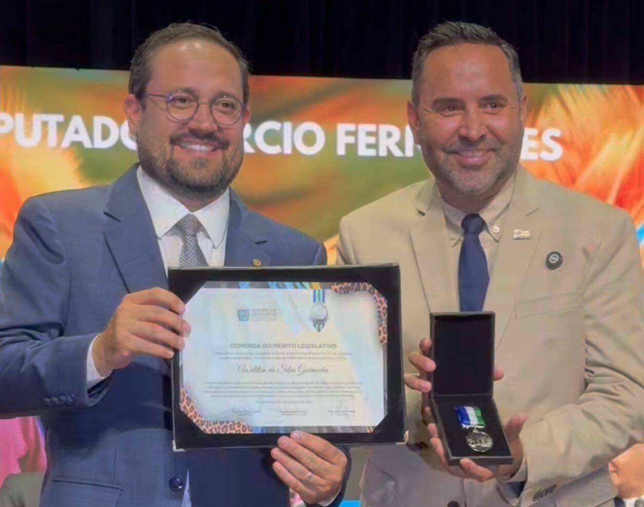 Imagem de compartilhamento para o artigo Homenageado por Marcio Fernandes, prefeito Weliton Guimarães recebe Título de Cidadão Sul-Mato-Grossense da MS Todo dia